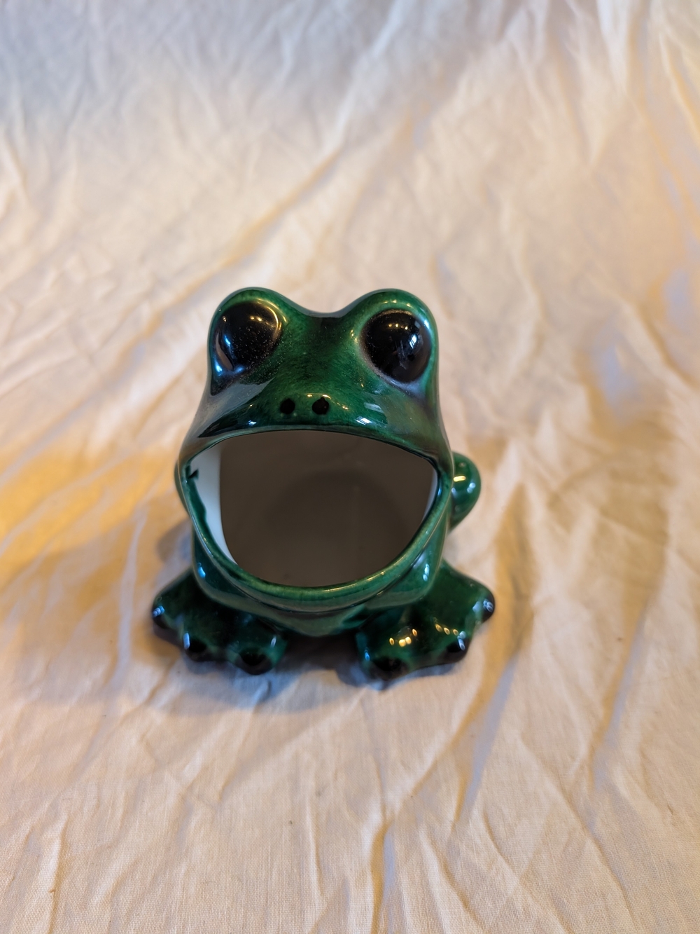 2/40$ Vintage Green Ceramic Frog sponge holder with Black Eyes
